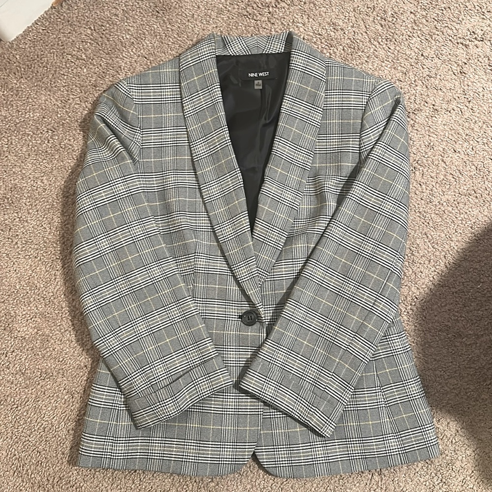 Nine West Women’s blazer, size 2. Grey, black white and yellow plaid pattern.